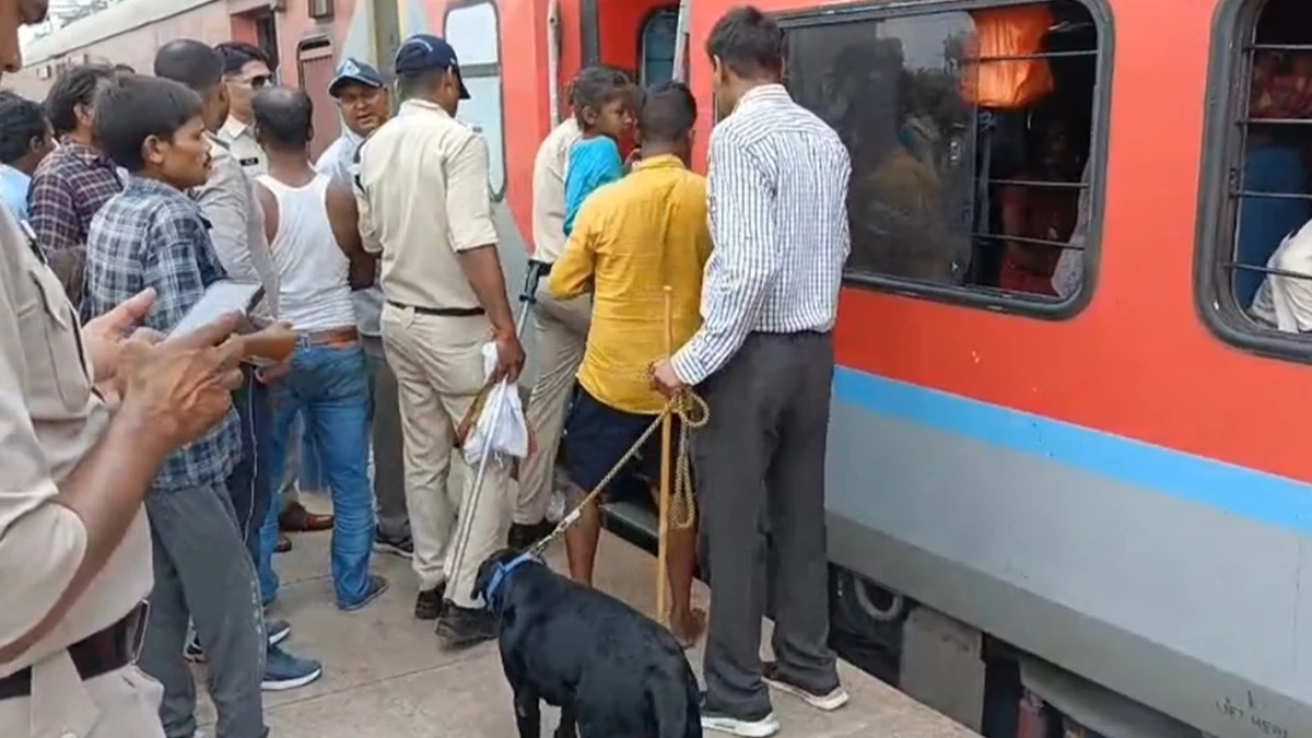 Bomb stumble in Kamayani Express caused a stir, train remained standing at Khandwa station for one hour