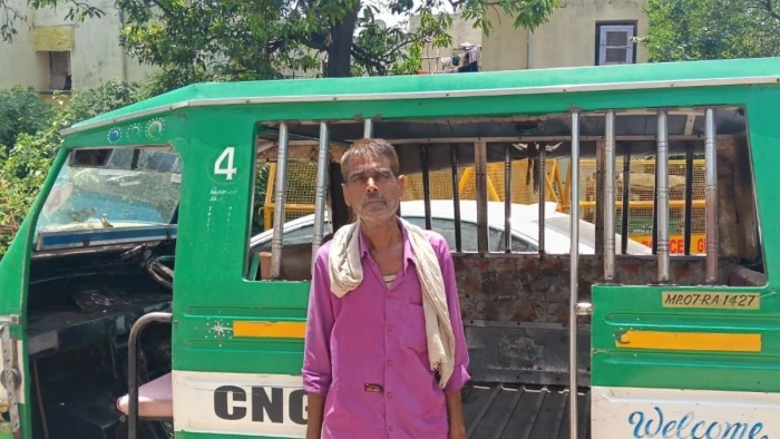 ट्रैफिक सिग्नल का उड़ाया मजाक: डेढ़ साल में 55 बार रेड लाइट जंप, ग्वालियर पुलिस ने पकड़ा टेंपो ड्राइवर