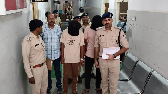बुरहानपुर में पुलिस की सख्ती के बाद तस्करों ने बदला तरीका, गरीब युवाओं को बना रहे ढाल; सात देसी पिस्टलों के साथ दो गिरफ्तार