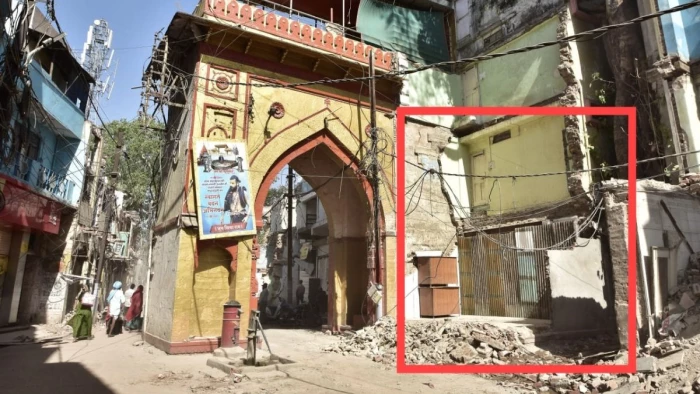 सिंहस्थ 2028: उज्जैन में सती गेट का पिलर तक निगल गए कब्जे, बुलडोजर चला तो खुली ‘संरक्षित अतिक्रमण’ की पोल