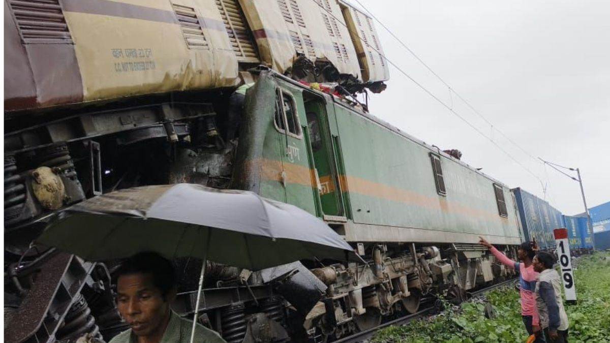 Train Accident: न्यू जलपाईगुड़ी में कंचनजंघा एक्सप्रेस को मालगाड़ी ने मारी  टक्कर, कई यात्री घायल, देखिए फोटो-वीडियो - Top News Today June 17 2024  Indian Railways News ...