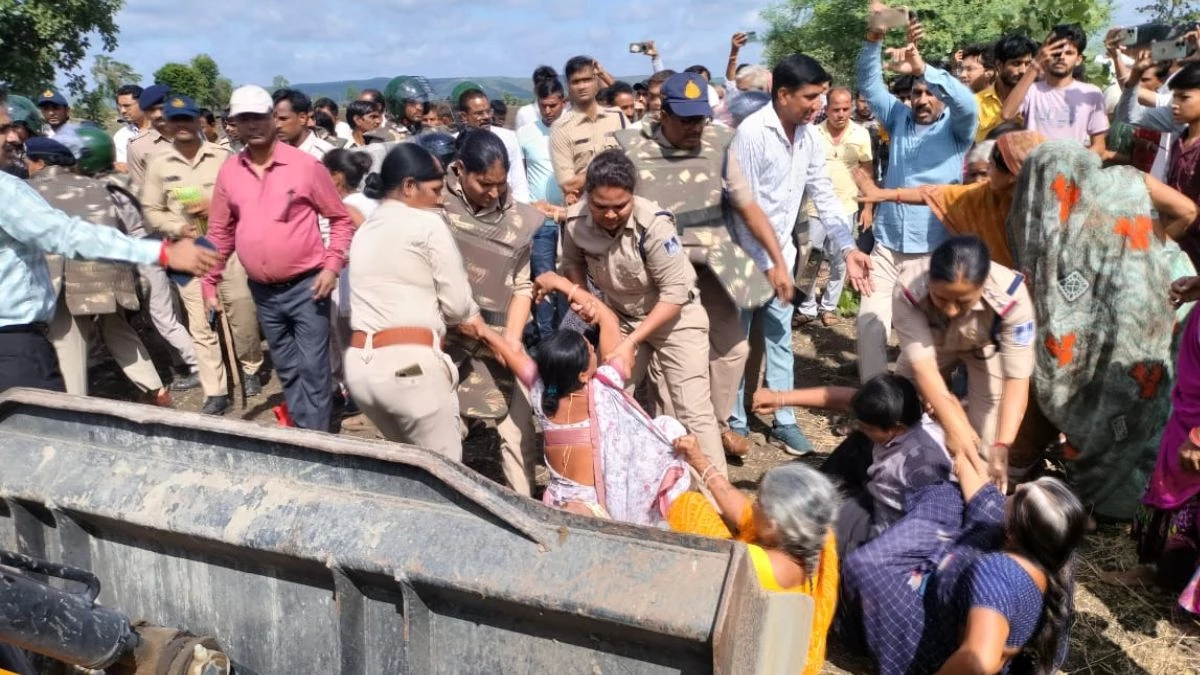 Indore Budhni Rail Line: इंदौर-बुधनी रेल लाइन के लिए जमीन अधिग्रहण का विरोध, बुलडोजर के आगे लेटीं महिलाएं, देखिए फोटो-वीडियो