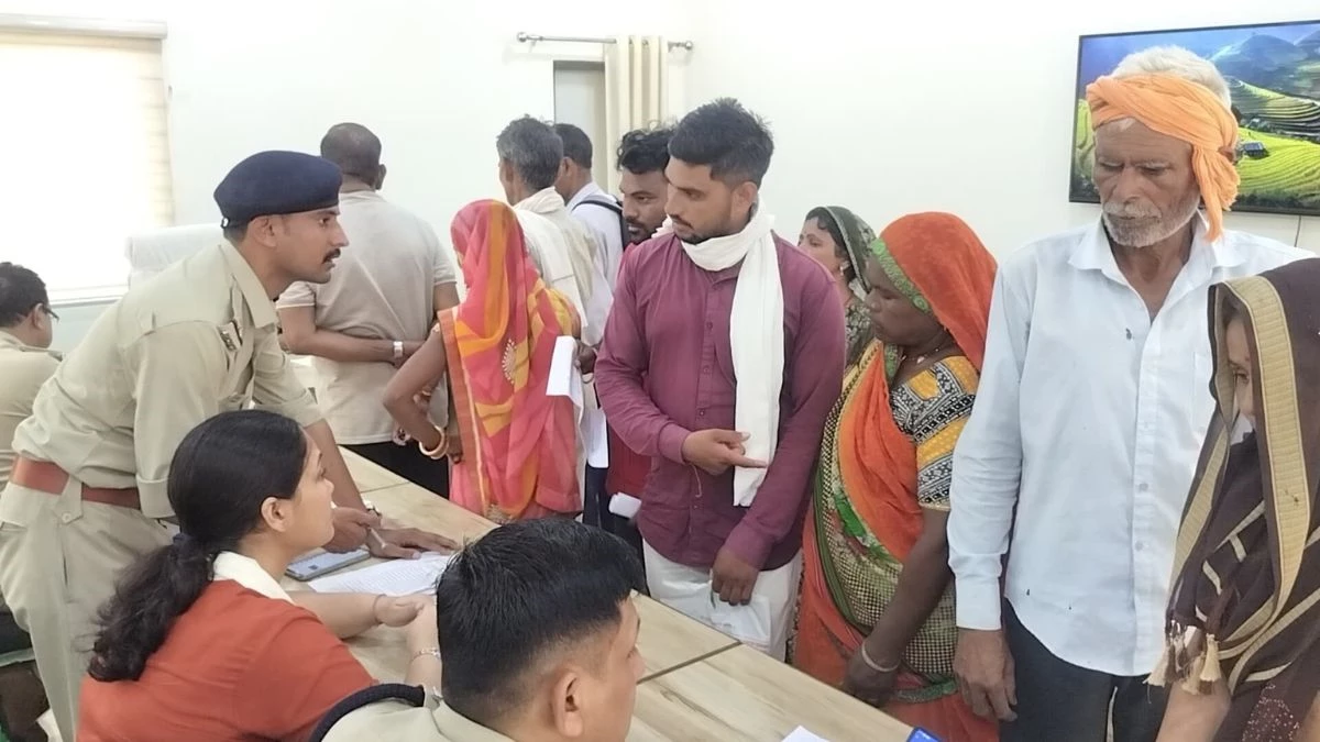 'साहब! भतीजे ने मुझे 24 साल पहले मरा बताकर हथिया ली जमीन', जनसुनवाई में बुजुर्ग महिला ने लगाई गुहार