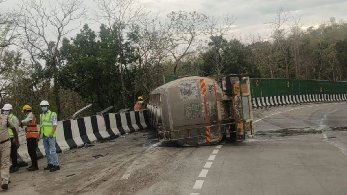 सिवनी : 28 टन ज्वलनशील तरल बेंजीन से भरा टैंकर कुरई घाटी में पलटा, मौके पर पहुंचे फायर ब्रिगेड