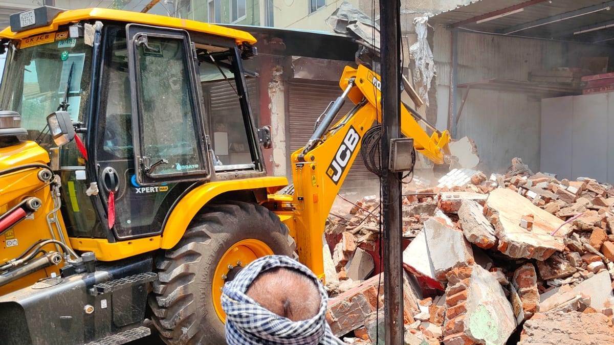 भिलाई में तीसरे दिन भी बुलडोजर कार्रवाई, नंदिनी रोड से हटाया अवैध कब्जा