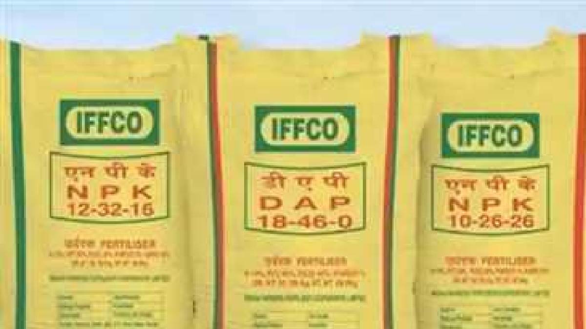 छत्तीसगढ़ में डीएपी खाद की किल्लत से किसान परेशान ,सुंद्रावन गांव में नकली खाद बेचते पकड़ा वाहन