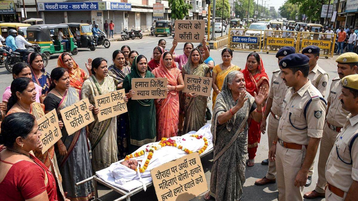 इंदौर में चौराहे पर अर्थी रखकर महिलाओं ने किया चक्काजाम, पुलिस से बोलीं- 'हत्यारे को हमारे हवाले करो'