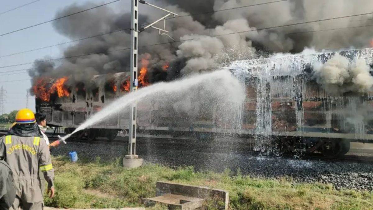 फिरोजाबाद में डेडिकेटेड फ्रेट कॉरिडोर पर बड़ा हादसा, चलती ट्रेन में लगी भीषण आग, जलती बोगी को ट्रेन से किया गया अलग