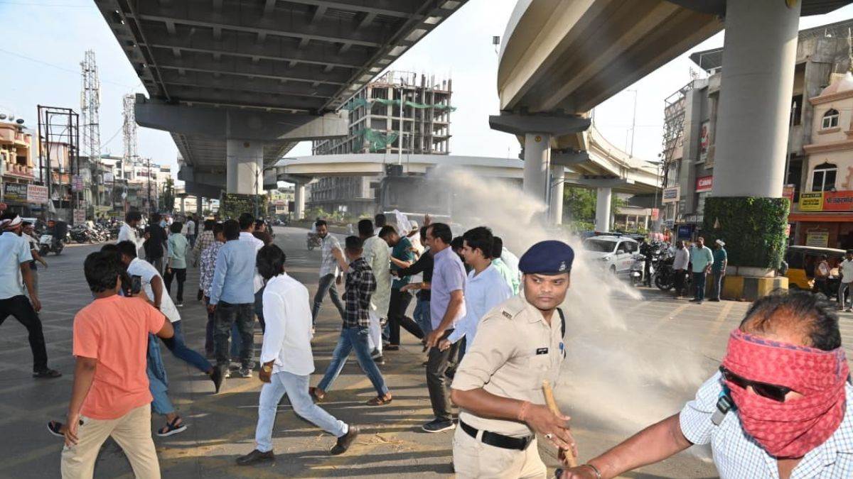 जबलपुर में एनएसयूआई का उग्र प्रदर्शन, झड़प और लाठीचार्ज के बाद पुलिस को करना पड़ा वाटर कैनन का प्रयोग