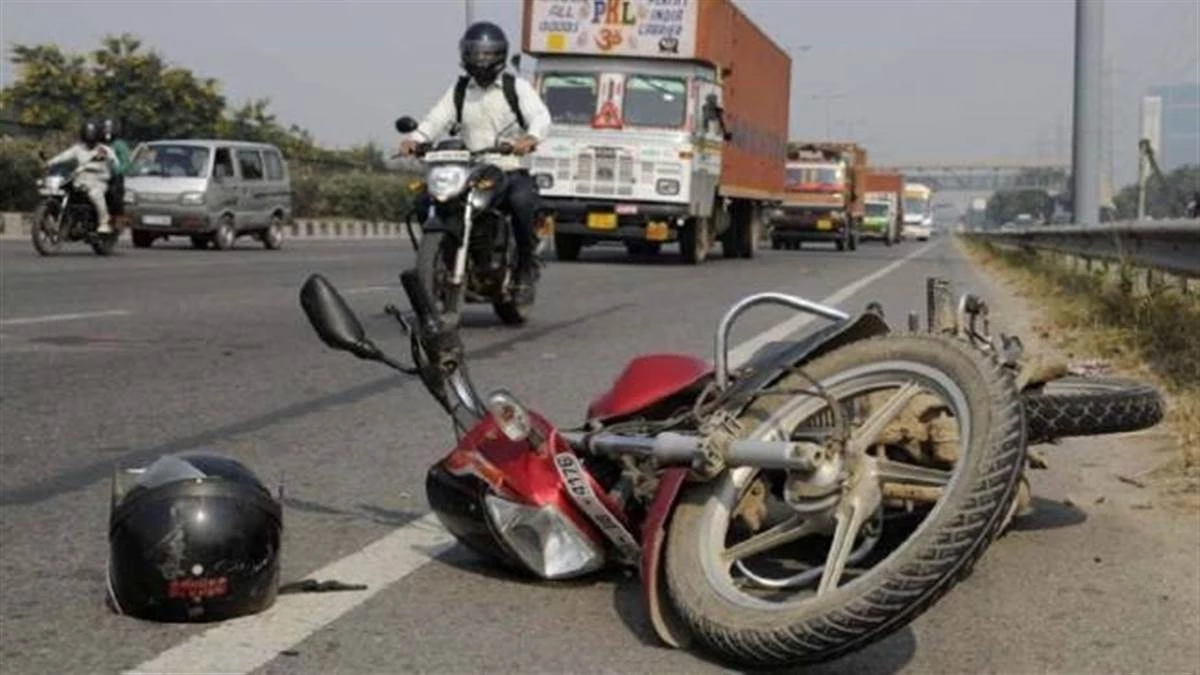 जबलपुर-कटनी नेशनल हाईवे-30 पर बाइक को टक्कर मार घर में घुसा ट्रक, हरियाणा निवासी चालक की मौत