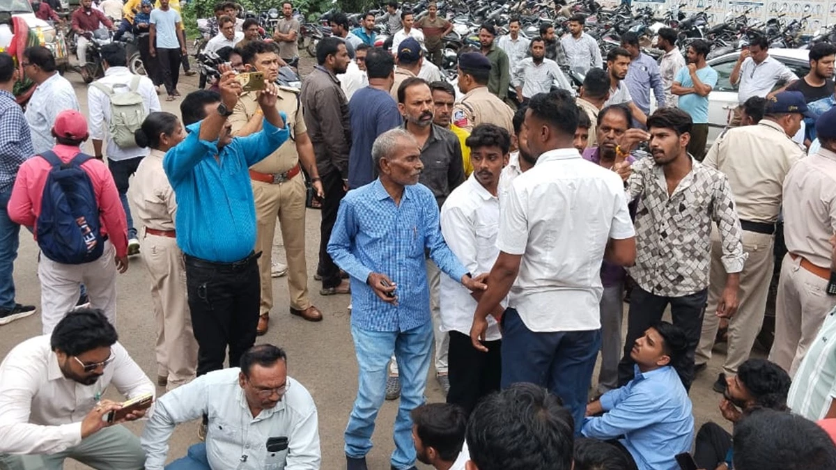 कांग्रेस नेता के स्कूल में हिंदू छात्राओं के मुस्लिम नाम से वीडियो बनवाने का आरोप, हंगामे के बाद हाईवे जाम