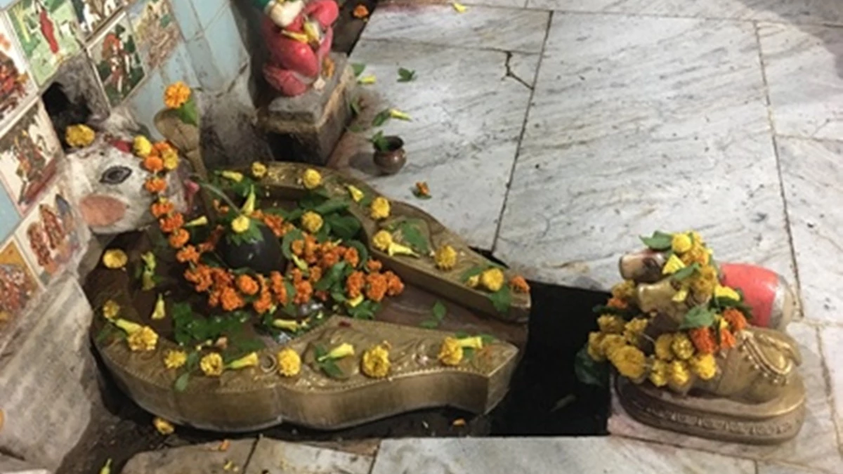 Shiv Temple in MP: देवास के करीब बागली में हैं जटाशंकर महादेव, शिवलिंग पर हैं नीली और लाल धारियां