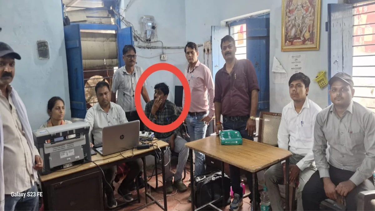 बिजली का मीटर बदलने के नाम पर लाइनमैन ने मांगी 6 हजार रु. की रिश्‍वत, रंगे हाथों धराया