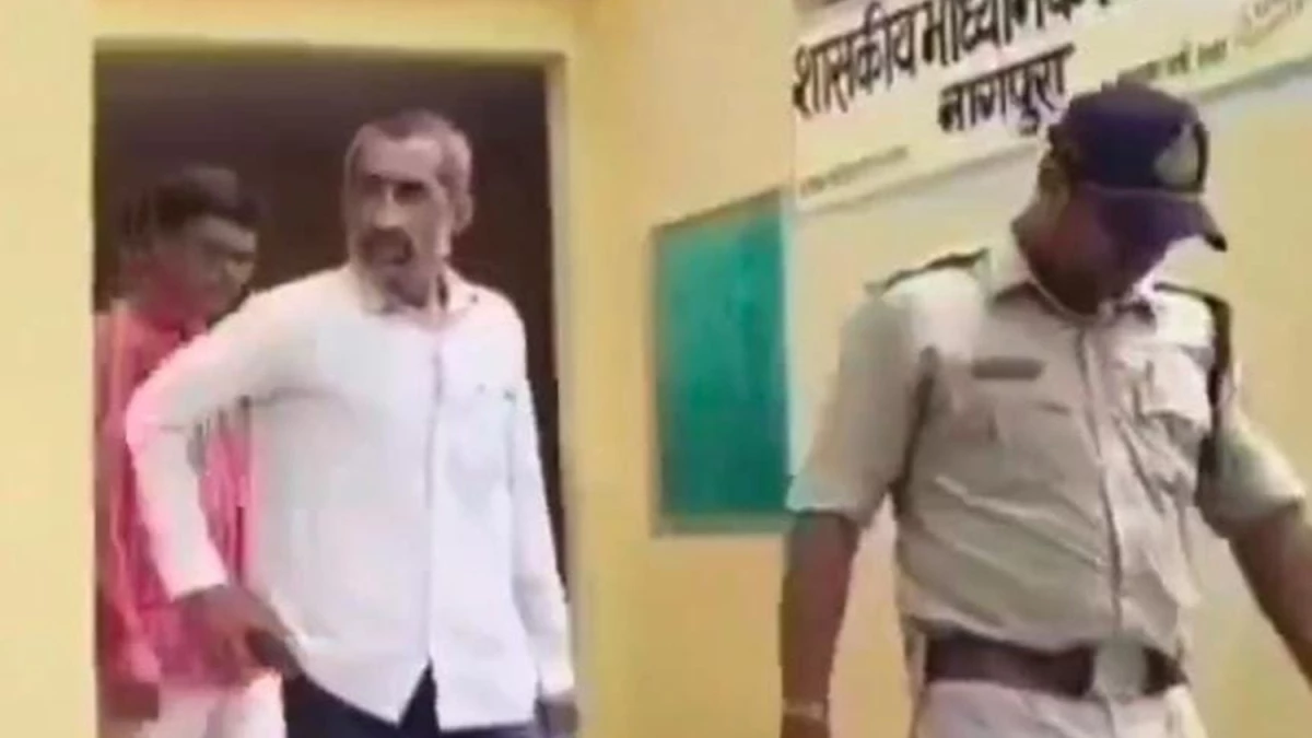 उज्‍जैन में शिक्षक शकील अहमद ने भारत माता की तस्वीर जलाई, छात्रों पर कुरान पढ़ने का बनाया दबाव, गिरफ्तार