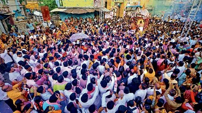 पुरी की तरह अहिल्या की नगरी इंदौर में भी हर ओर गूंजा व्यंकट रमणा गोविंदा का जयघोष
