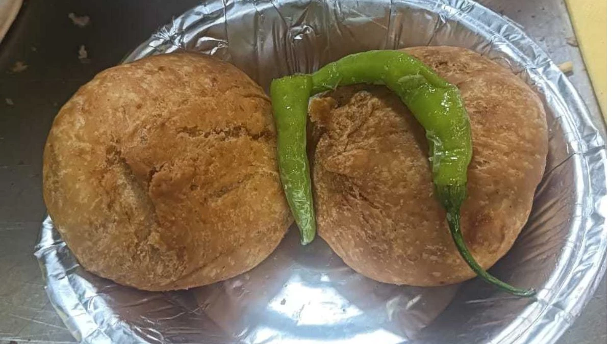Bhutte Ki Kachori: बारिश के मौसम में भुट्टे की कचौड़ी के दीवाने हैं इंदौरी, तली मिर्च बढ़ा देती है इसका टेस्ट