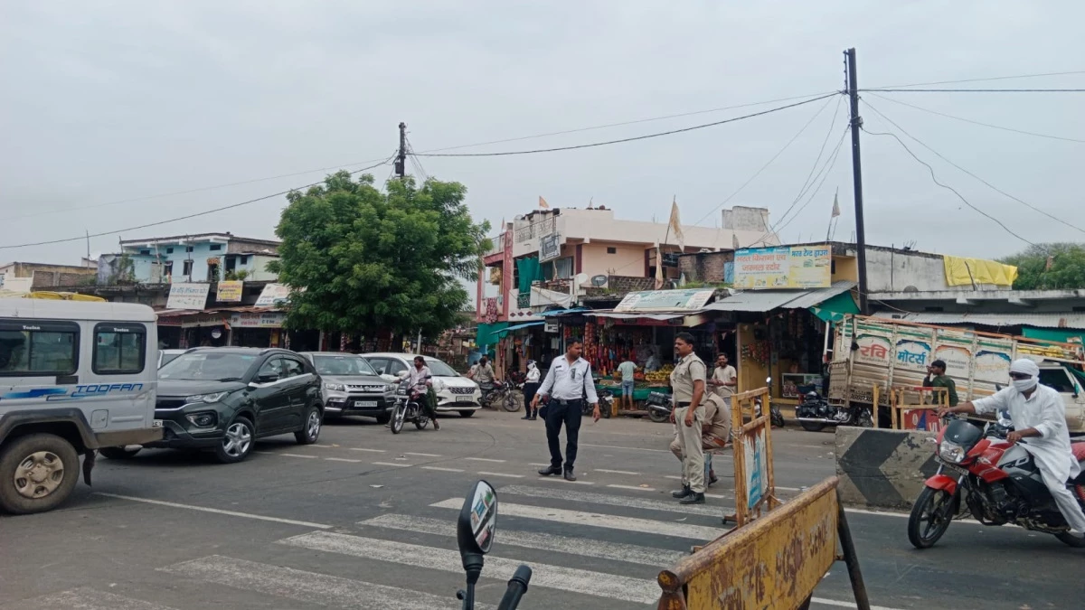 इंदौर-भोपाल हाइवे पर अमलाह के पास तीन किमी लंबा जाम, पुलिस ने डायवर्ट किया मार्ग