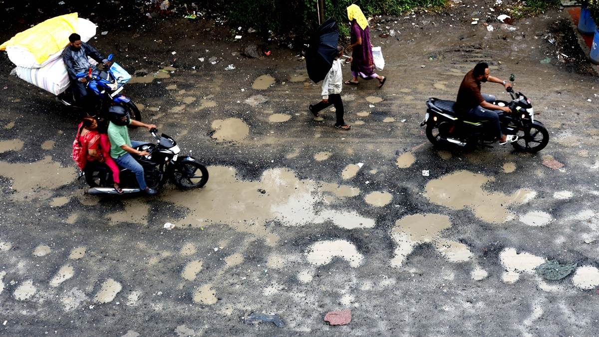 Indore Road: इंदौर की सड़कों पर गड्ढों के कारण बढ़ रहा कमर और गर्दन का दर्द