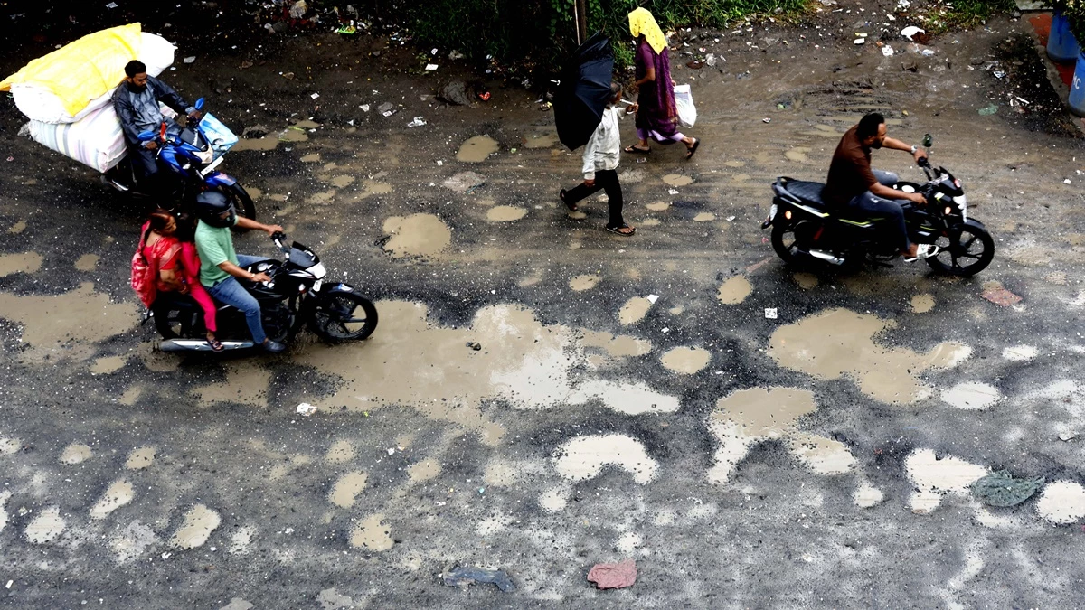 Indore Road: इंदौर की सड़कों पर गड्ढों के कारण बढ़ रहा कमर और गर्दन का दर्द