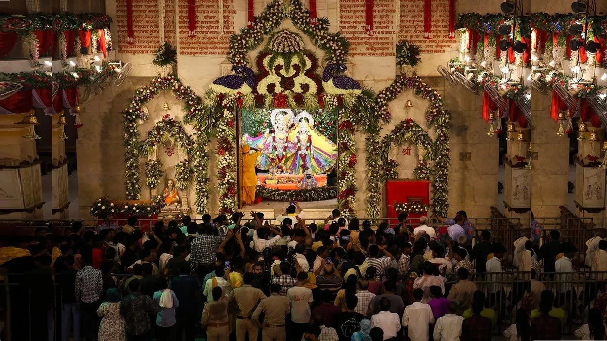 Janmashtami 2025: देशभर में जन्माष्टमी की धूम, मंदिरों में भक्तों का तांता, कान्हा को खिलाते नजर आए केंद्रीय मंत्री और सीएम