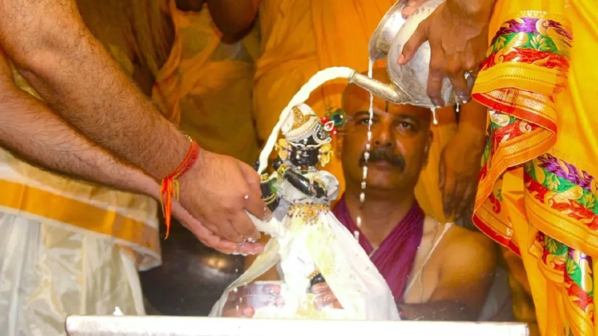 Janmashtami 2025: रात 12 बजे मथुरा-बरज गूंज उठा ‘नंद घर आनंद भयो, जय कन्हैया लाल की…’भक्तों ने व्रत रखकर ठाकुरजी का जन्मोत्सव धूमधाम से मनाया