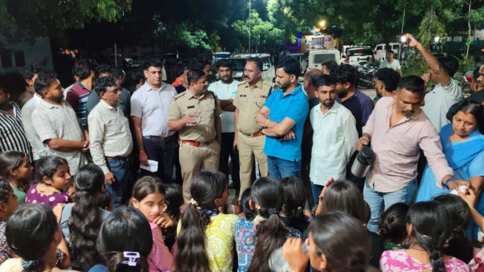 एमपी के निसरपुर हॉस्टल से आधी रात 40 छात्राएं निकलीं, ढाई किमी पैदल चलकर कुक्षी पहुंचीं, व्यवस्थाओं पर उठाए गंभीर सवाल