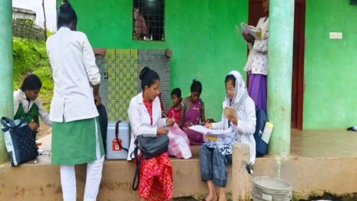 नक्सल मुक्त बिरसा में पहली बार डॉक्टर, 125 बच्चों की जान बची