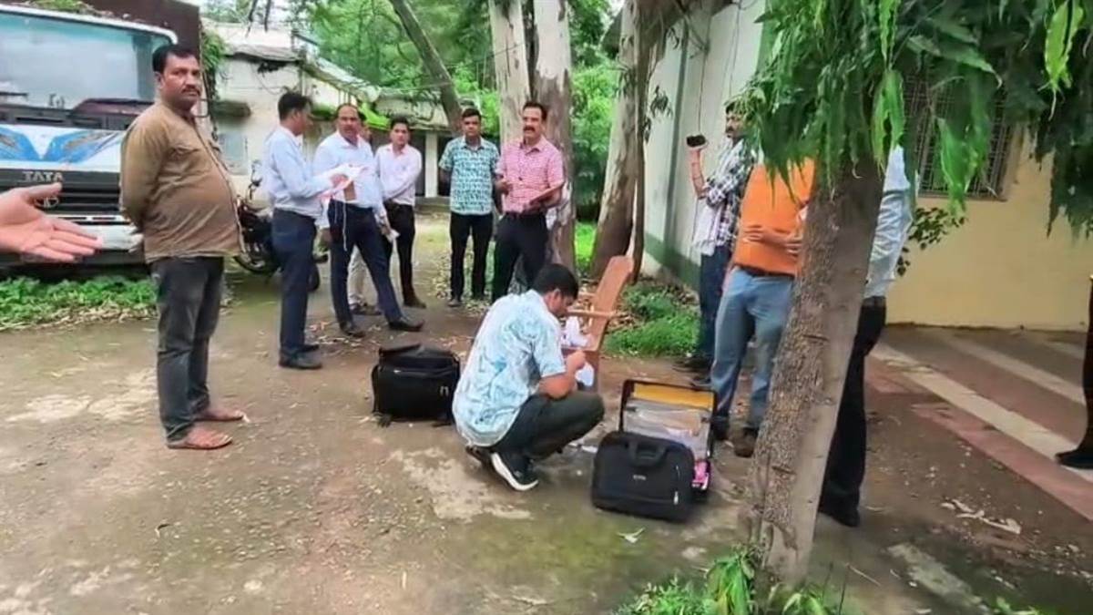 बैतूल में वनकर्मियों पर लोकायुक्त का शिकंजा, पदोन्नति के एवज में 55 हजार रुपए की रिश्वत लेते हुए गिरफ्तार