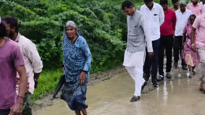 धार में ग्रामीणों ने शिकायत करने का निकाला अनोखा तरीका, तिरंगा फहराने पहुंचे सरपंच प्रतिनिधि को कीचड़ भरे रास्ते पर चलाया