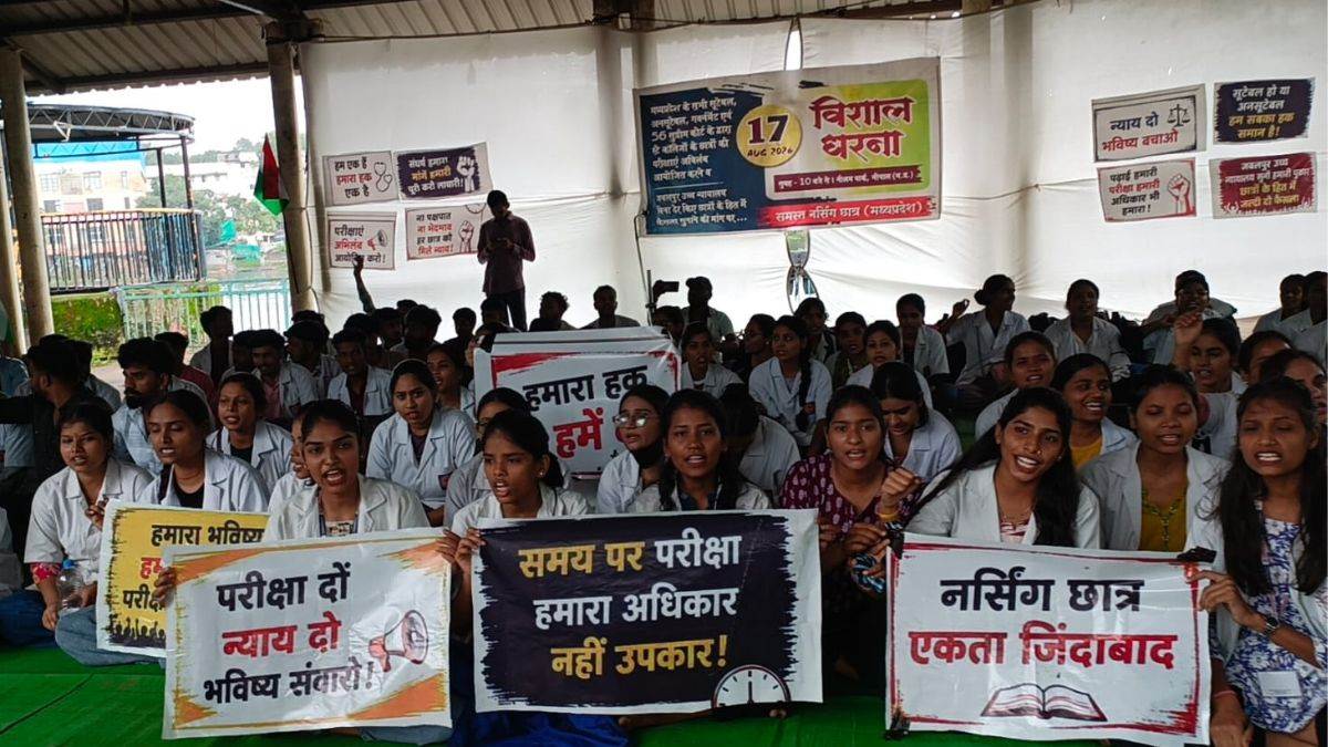 भोपाल के नीलम पार्क में मध्य प्रदेश के हजारों नर्सिंग छात्रों का हल्लाबोल; परीक्षा, डिग्री और स्कॉलरशिप के लिए प्रदर्शन