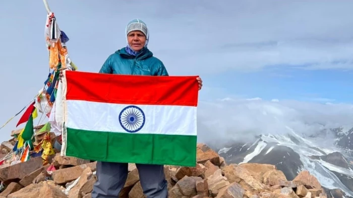 जबलपुर की सुनीता सिंह ने 21 हजार फीट ऊंचे माउंट युनाम पर लहराया तिरंगा