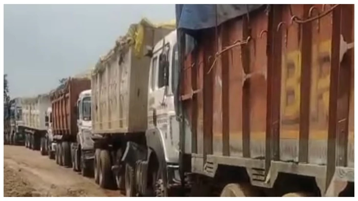 केंवची-रतनपुर मार्ग पर हादसा: ब्रेकडाउन ट्रेलर से टकराया ट्रक, लगा लंबा जाम
