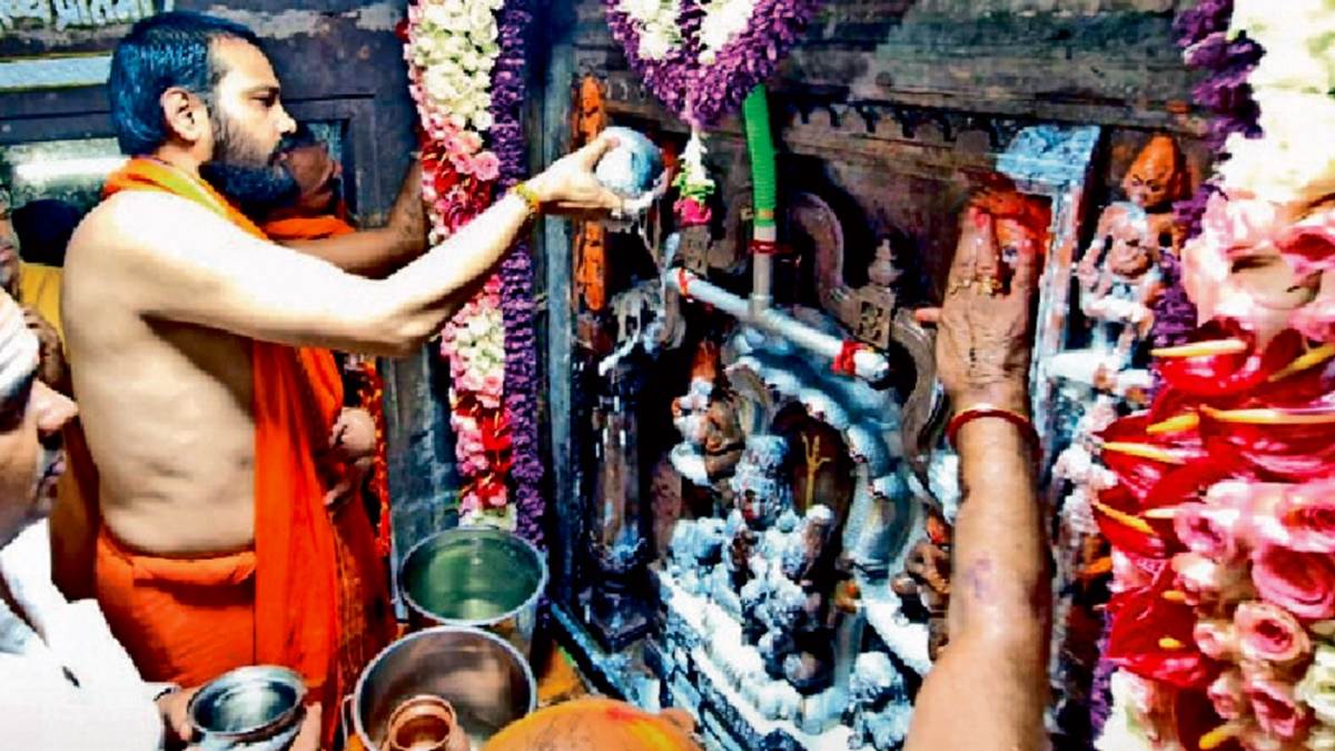 उज्जैन में रात 12 बजे से भगवान नागचंद्रेश्वर के दर्शन शुरू, आज रात नौ बजे तक कतार में खड़े हो सकेंगे भक्त