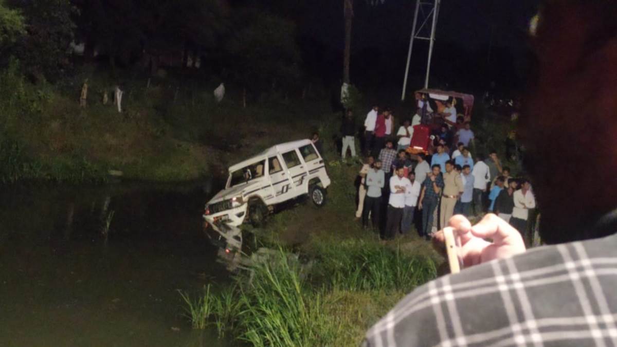 Sehore Road Accident: मोड़ पर बेकाबू होकर पानी से भरी खदान में गिरी कार, एक युवक सुरक्षित निकला, दूसरे की तलाश जारी