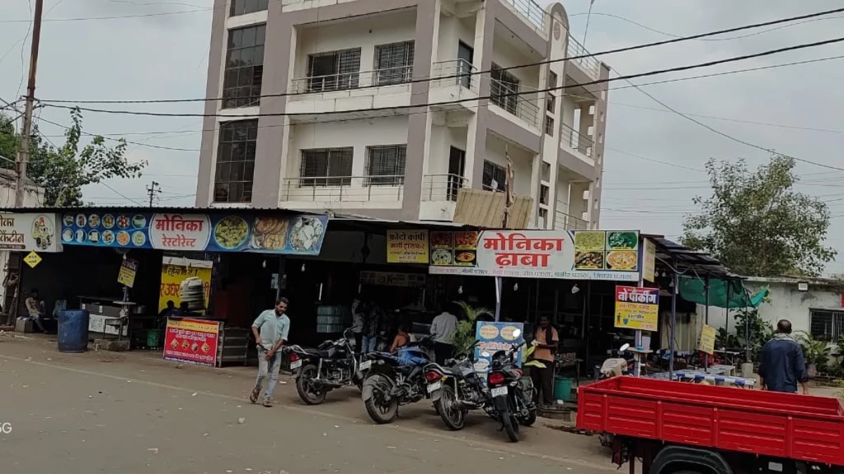 Indore चोइथराम मंडी में रिश्वत का वीडियो वायरल, मिठाई के डिब्बे में 50 हजार की घूस... सचिव पर लगे गंभीर आरोप