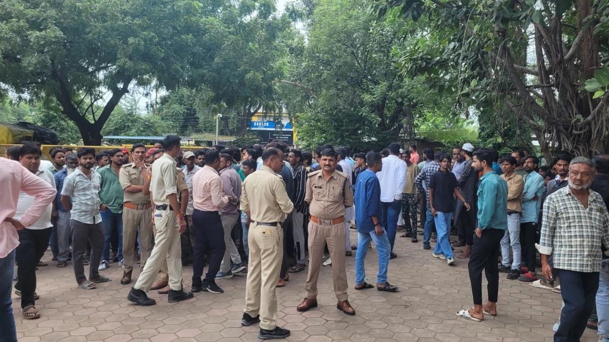 MP News: महू में मदरसे के बच्चों से पूछताछ पर मुस्लिम और हिंदू समाज में विवाद, थाने पर दोनों पक्ष आमने-सामने