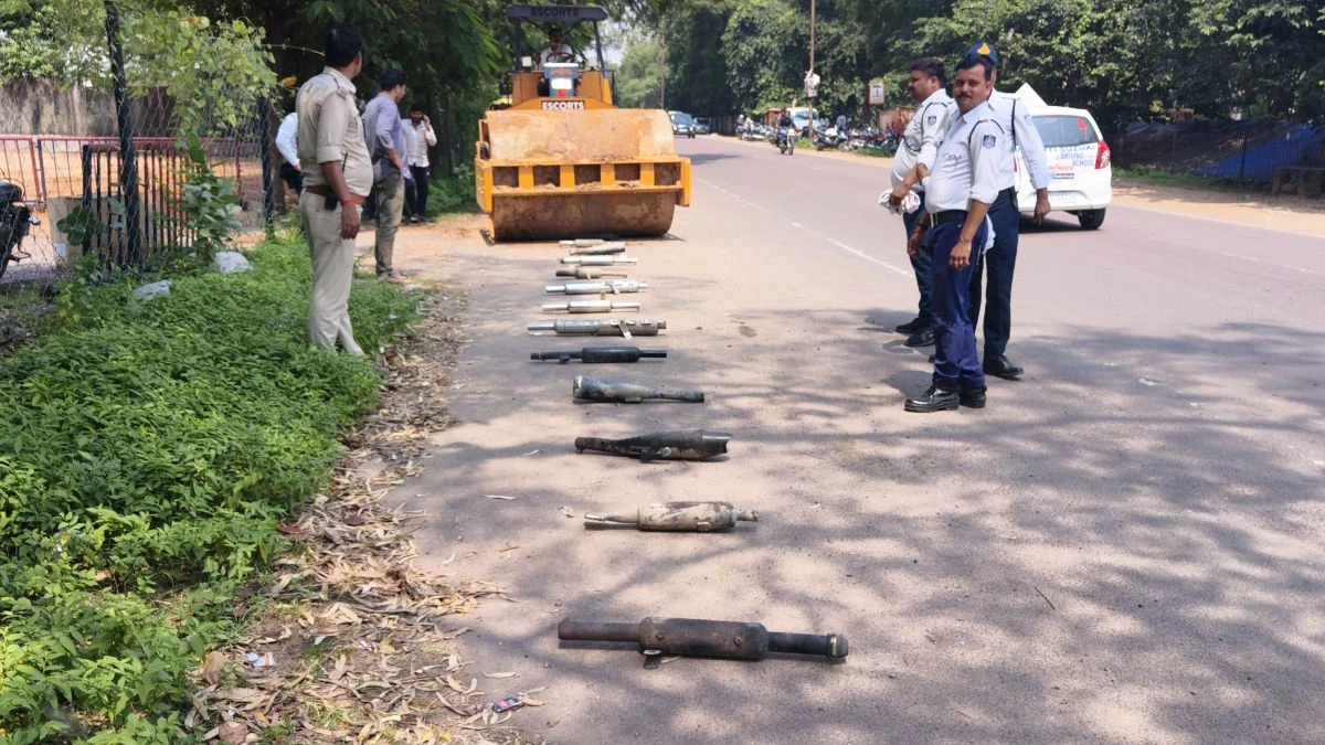 छत्तरपुर में गोली की तरह आवाज निकालने वाले मॉडिफाइड साइलेंसर पर 'बुलडोजर एक्शन', रोलर से किया नष्ट