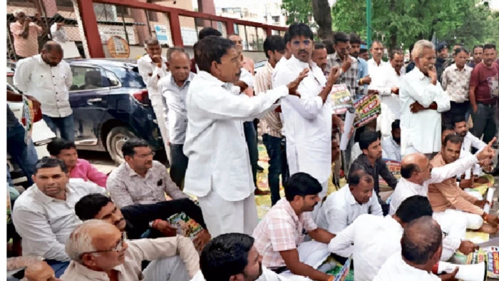 अहिल्या पथ के नाम पर आठ गांवों में जमीनों के सौदों पर रोक, इंदौर में हजारों किसानों ने घेरा आइडीए