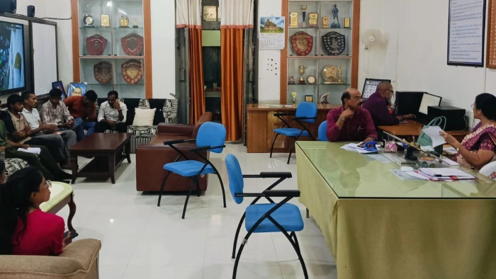 बड़वानी में 24 घंटे से अधिक समय से धरने पर विद्यार्थी, लिखित आश्वासन की मांग पर अड़े