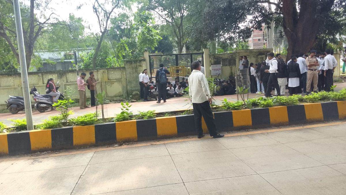 जबलपुर में सिलेबस से बाहर के सवाल आने पर छात्रों ने छोड़ी परीक्षा, BA और LLB चतुर्थ सेमेस्टर के छात्रों का हंगामा