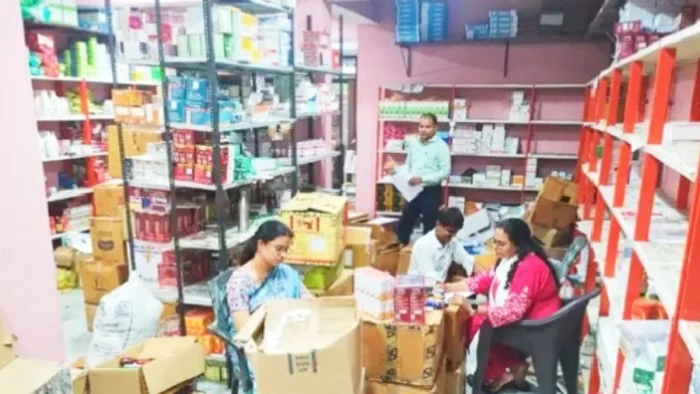 पन्ना की देवनाथ फार्मा एजेंसी के सील परिसर से 1.30 करोड़ की दवाएं जब्त