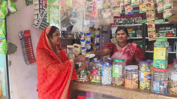 छत्तीसगढ़ की रानू बनीं 'लखपति दीदी': सिलाई, किराना और मुर्गी पालन से कर रहीं 3 लाख तक की सालाना कमाई