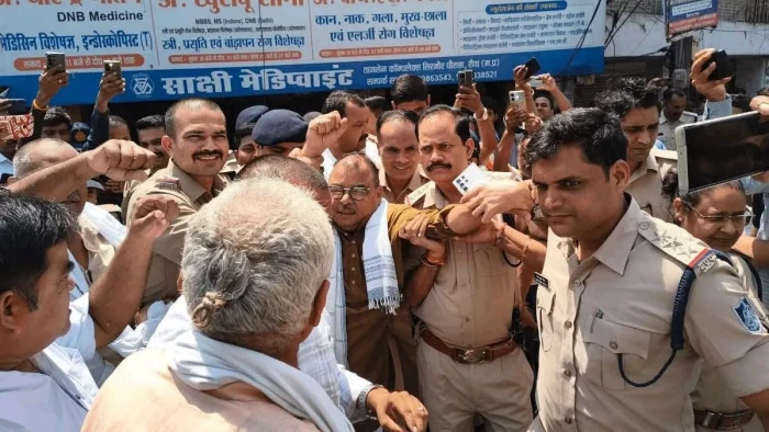 रीवा में बेटी के लिए बैठे पिता को प्रशासन ने जबरन उठाया, अस्पताल में कराया भर्ती, विधायक अभय मिश्रा को किया नजरबंद