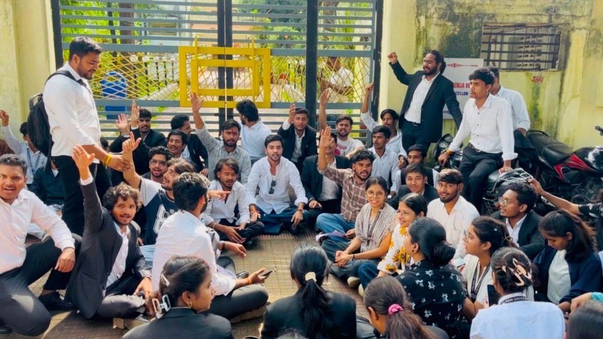 जबलपुर में आउट ऑफ सिलेबस प्रश्नों को लेकर छात्रों ने घेरा कुलगुरु आवास, एमएससी की परीक्षा भी निरस्त