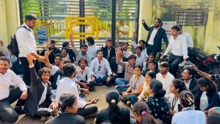 जबलपुर में आउट ऑफ सिलेबस प्रश्नों को लेकर छात्रों ने घेरा कुलगुरु आवास, एमएससी की परीक्षा भी निरस्त