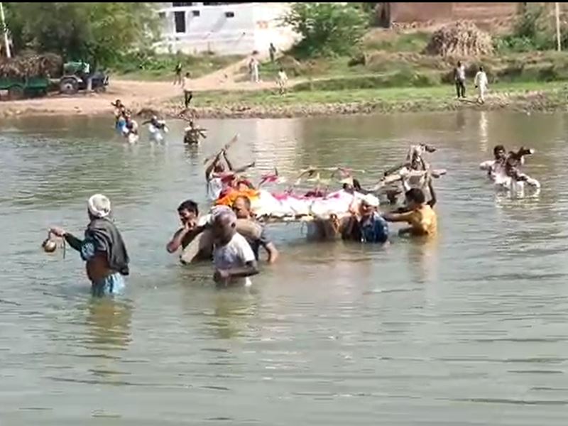 VIDEO: नदी में से निकलती है अंतिम यात्रा, क्योंकि मुक्तिधाम पहुंचने के लिए नहीं है सड़क