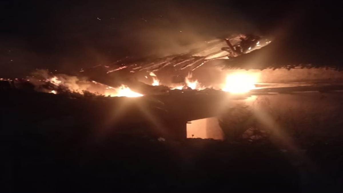 Fire in Balaghat : बच्चों के साथ देख रहे थे टीवी और घर में लगी थी आग, बाहर गुजर रहे लोगों ने बताया तो बची जान