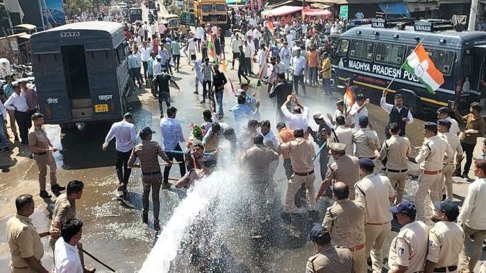 बीना में विधायक के घर झंडा लगाने जा रहे कांग्रेसियों को पुलिस ने रोका, वाटर कैनन का इस्तेमाल कर खदेड़ा