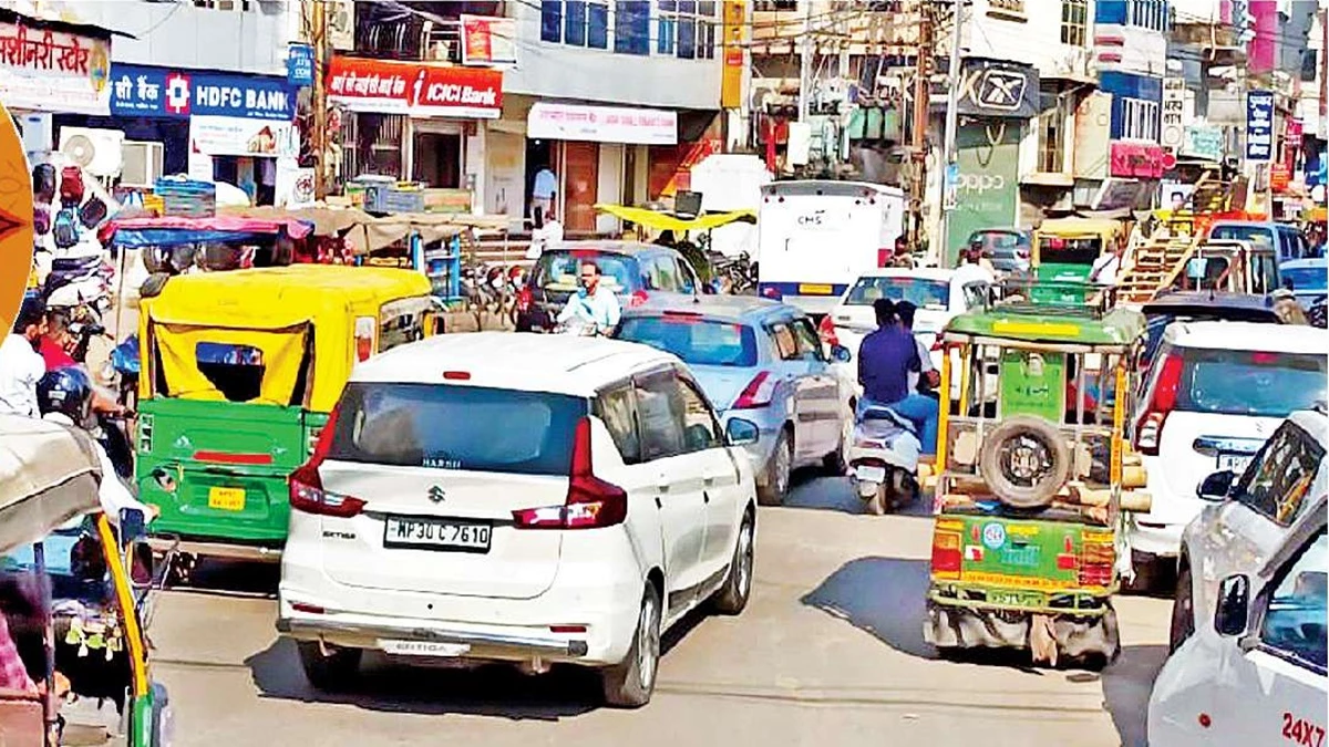 पाटनकर बाजार में हाथ ठेलों और बेतरतीब पार्किंग से जाम ही जाम
