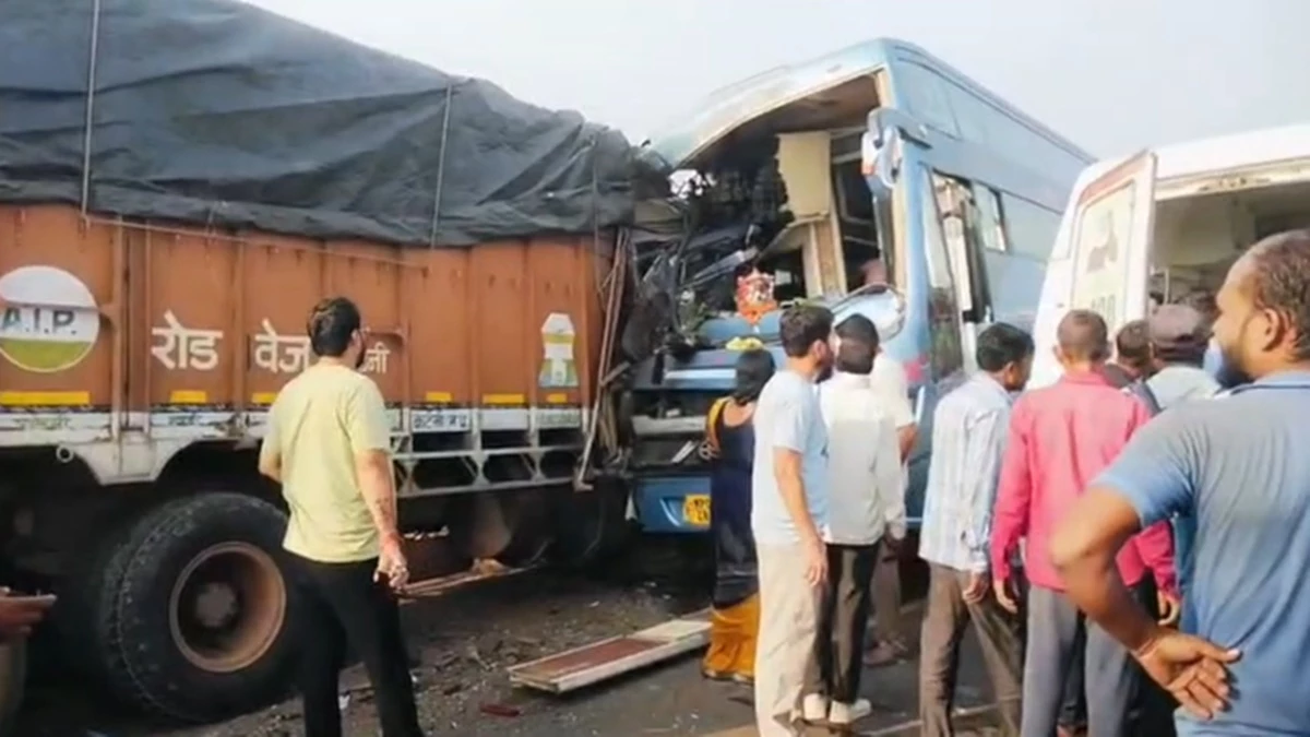 कटनी-दमोह रोड पर बस और ट्रक आमने-सामने टकराए, हादसे में दो दर्जन यात्री हुए घायल